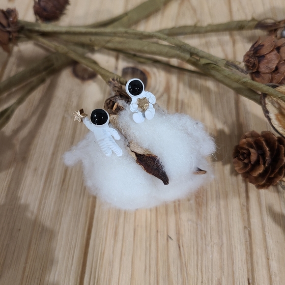 👩‍🚀🧑‍🚀NEW👩‍🚀🧑‍🚀DARLING!! Asymetrical Stud Astronaut Earrings👩‍🚀🧑‍🚀 - Picture 13 of 14